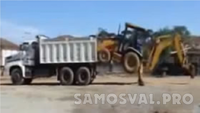 Бульдозер сам залез в кузов самосвала!